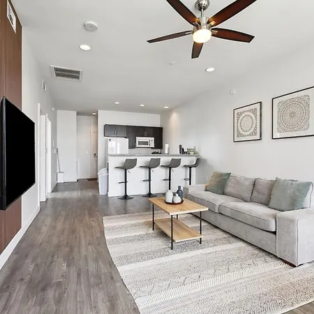 Stylish Downtown High-Rise - 2Bd Apartment